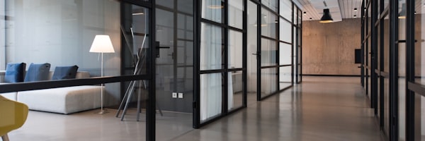 关于我们栏目展示：星空科技团队在会议室讨论工作