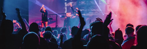 铁粉聚集地栏目展示：球迷们在看台上欢呼庆祝