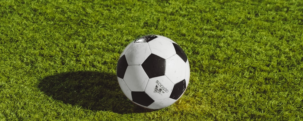 中国球迷通过多个设备观看高清体育直播的场景